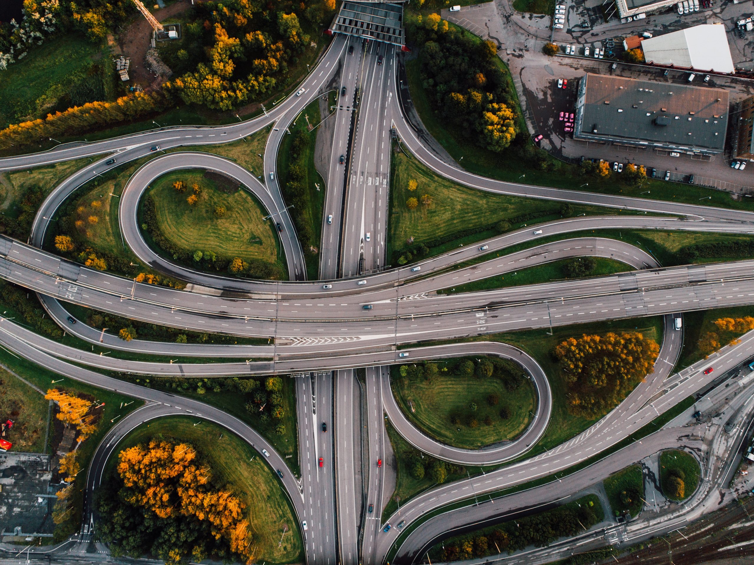 Luchtfoto van een knooppunt op een snelweg, symbool voor de strategische visie van Glenn Janssens op Trafiroad en innovatie in signalisatie.