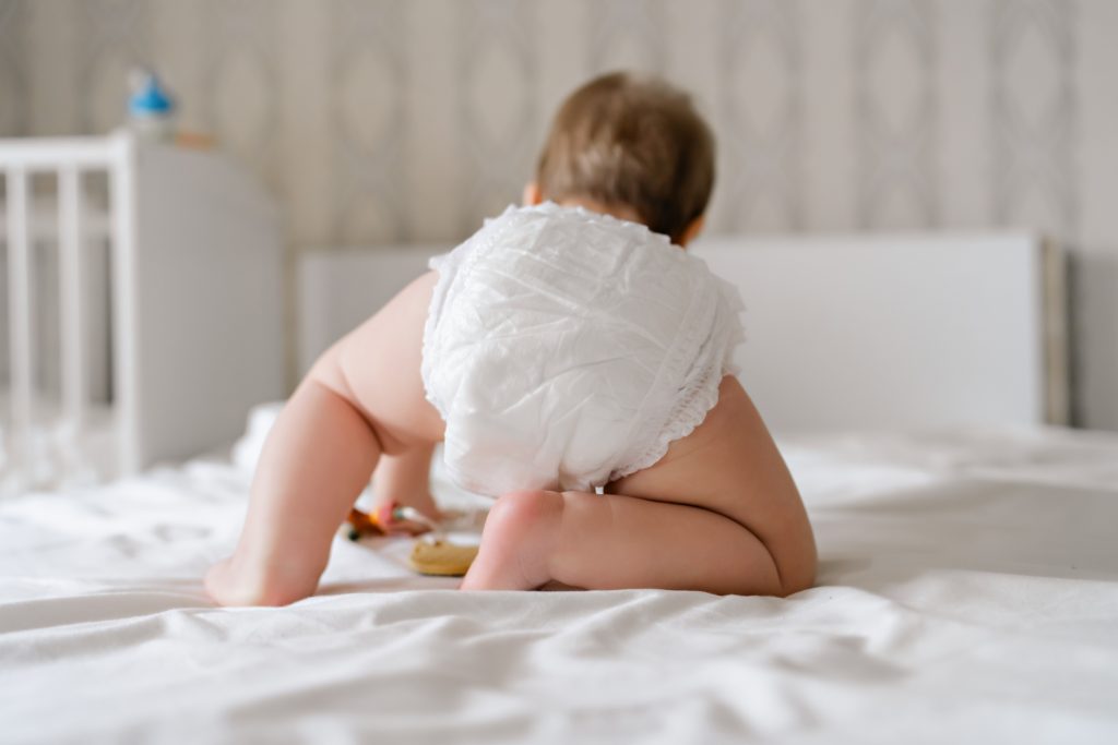 Baby mit Ontex-Windel, hergestellt von Familie van Malderen