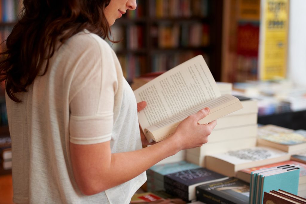 Yvonne Schaltin, die ein Buch sucht