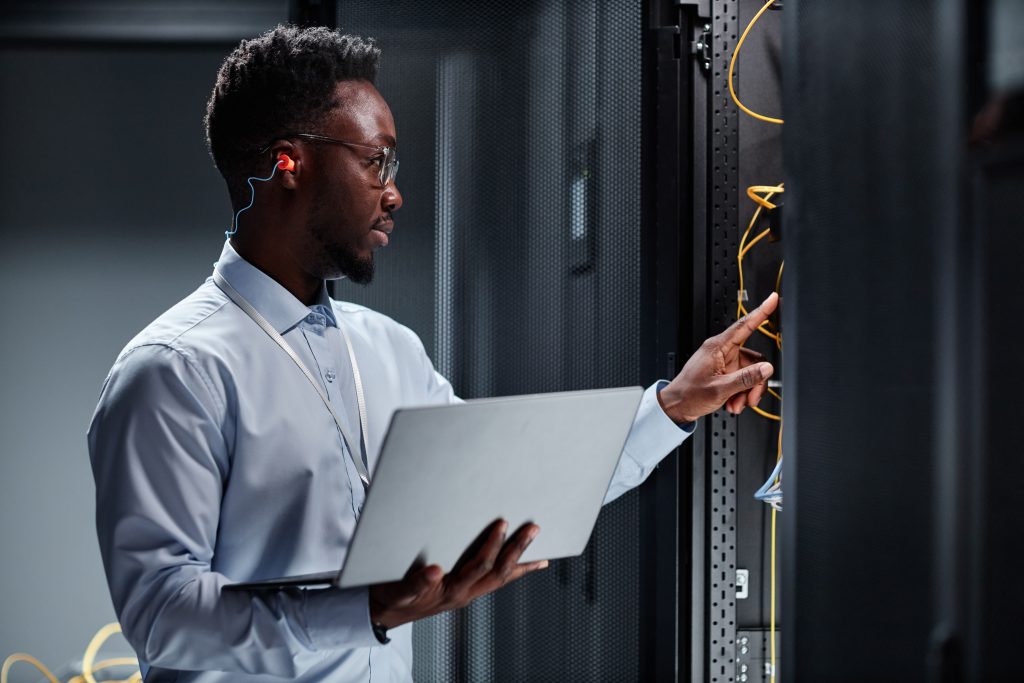 Schwarzer Mann reguliert Server von Laurent Drion
