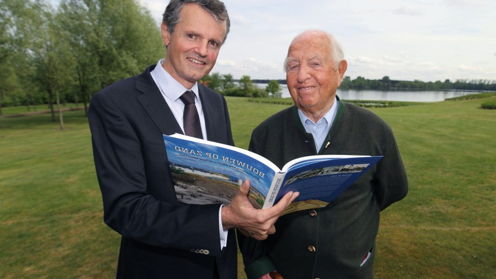 Foto von Familie Emsens mit einem blauen Buch