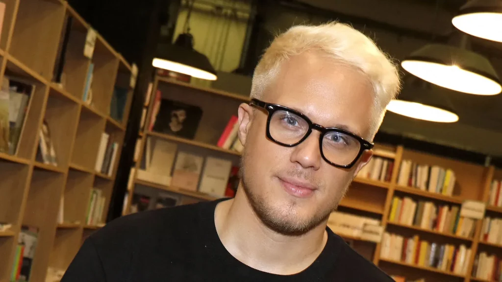 Guillaume Genton in einer Buchhandlung