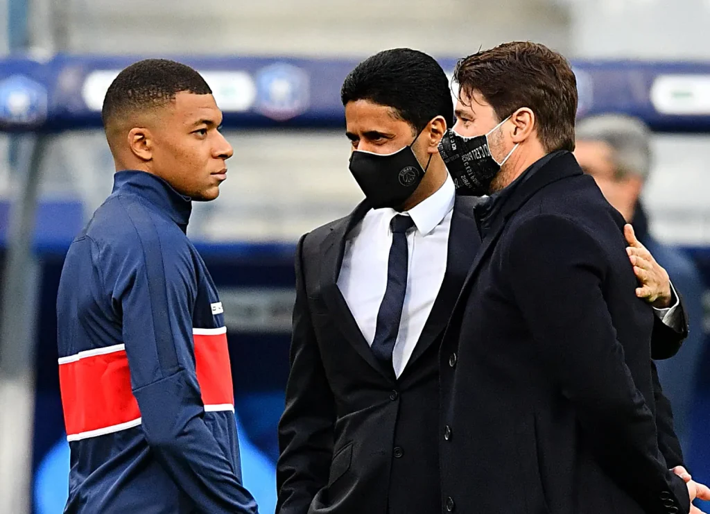 Kyllian Mbappé, Nasser Al-Khelaïfi und Mauricio Pochettino - Illustration des Artikels Vermögen Nasser Al-Khelaïfi