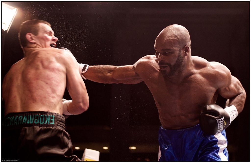 Dynamische Collage der 10 reichsten Boxer Frankreichs in Aktion im Ring, die ihren sportlichen und finanziellen Erfolg symbolisieren. Top 10 Reichste Boxer Frankreichs