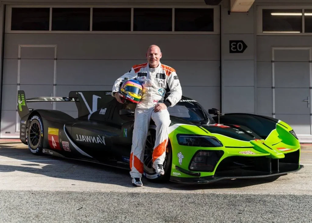 Jacques Villeneuve devant une voiture de sport - Photo d'illustration de l'article Fortune Jacques Villeneuve
