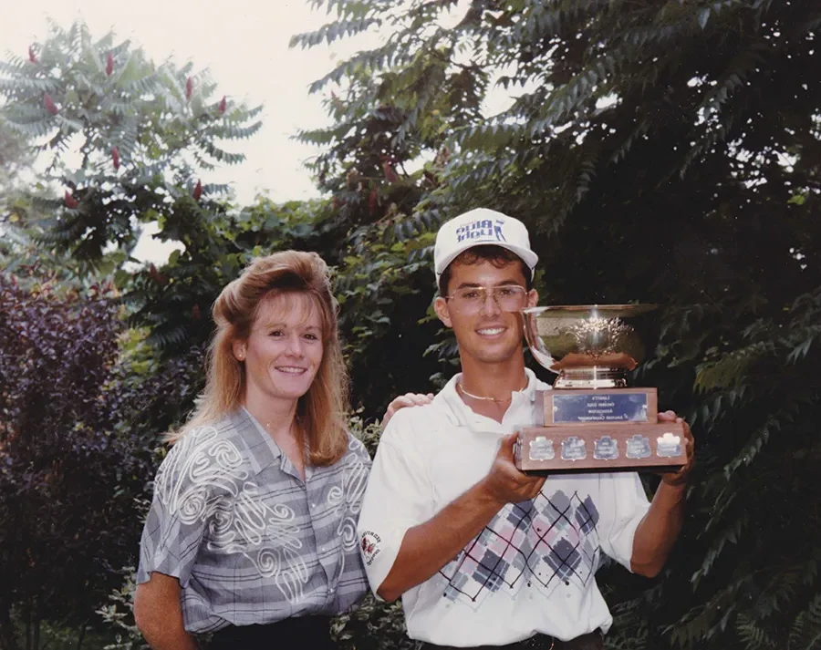 Mike Weir With his trophy at the Ontario Amateur Championship - Illustration photo from Fortune Mike Weir article.