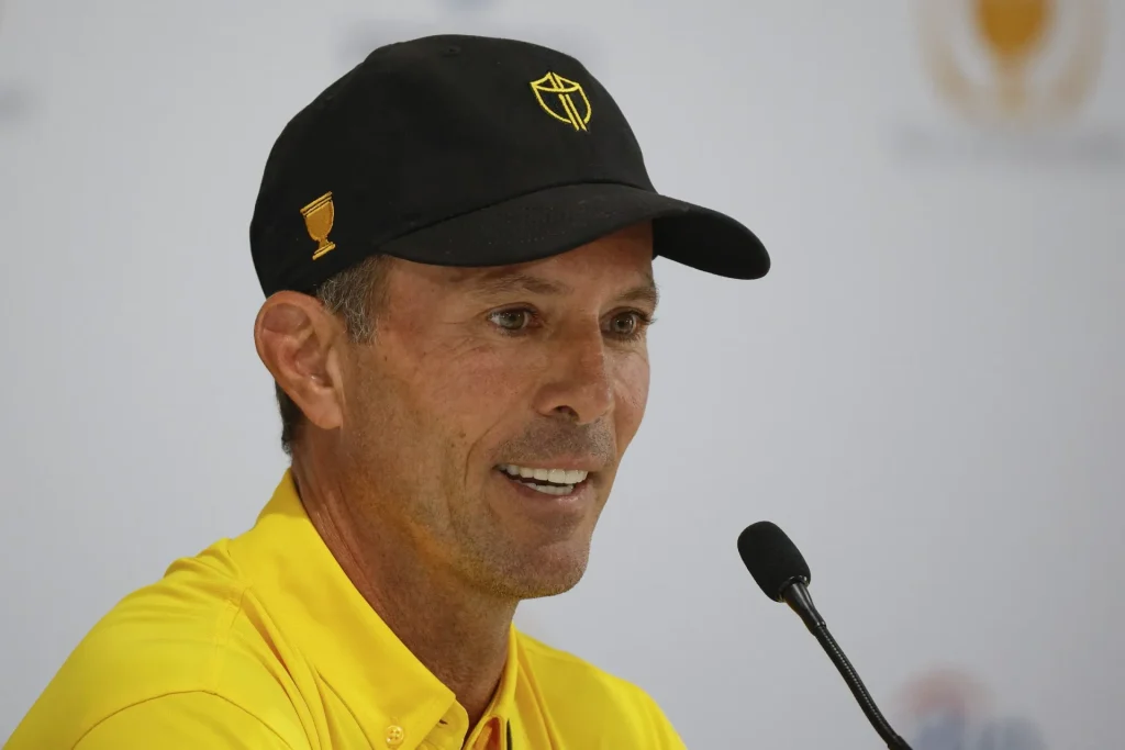 Mike Weir at a press conference - Illustration photo from Fortune Mike Weir article