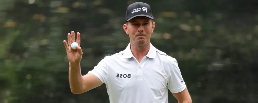 Mike Weir, golf ball in hand - Illustration photo of Fortune article Mike Weir