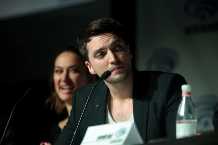 Richard Harmon auf einer Pressekonferenz - Illustratives Bild aus dem Artikel Fortune Richard Harmon