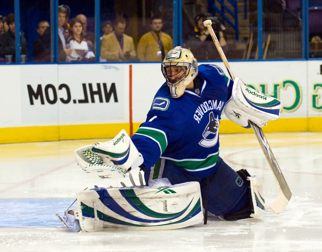 Roberto Luongo met de Vancouver Canucks - Illustratie foto van Fortune artikel Roberto Luongo