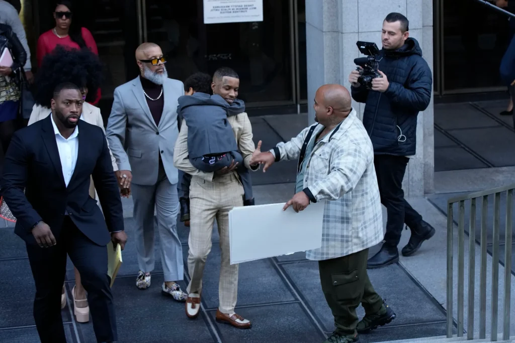 Tory Lanez and his prôches, on their way out of court - Illustration photo of Fortune Tory Lanez article