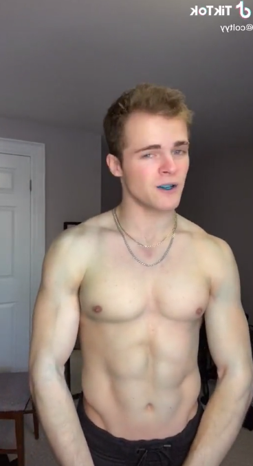 Torse nu Colton Macaulay