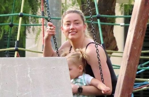 Amber Heard avec son enfant