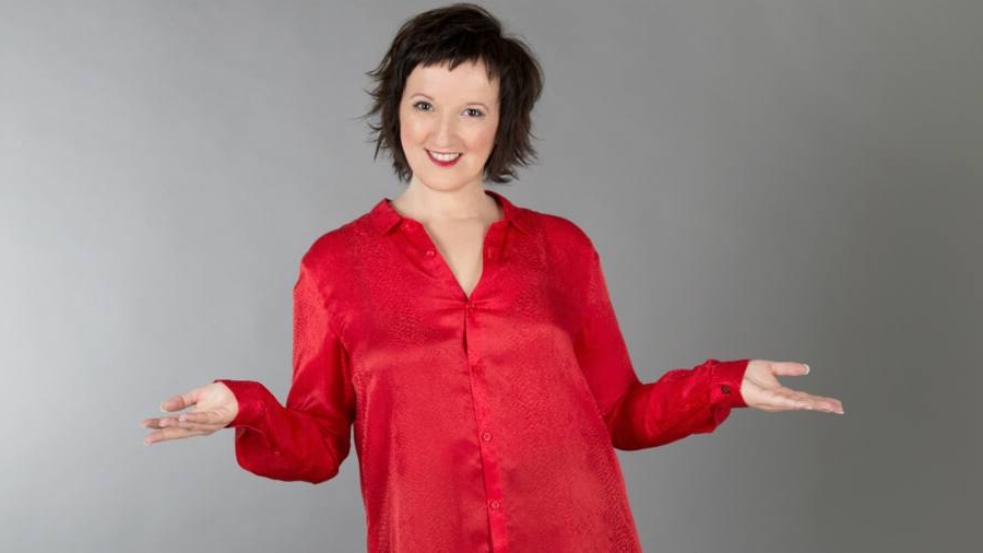 Anne Roumanoff en rouge