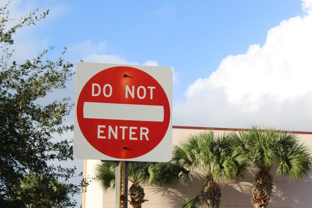 Verkehrsschild 'Do Not Enter' zur Veranschaulichung der Priorität, die Glenn Janssens bei Trafiroad der effektiven Kommunikation in der Verkehrsbeschilderung einräumt.