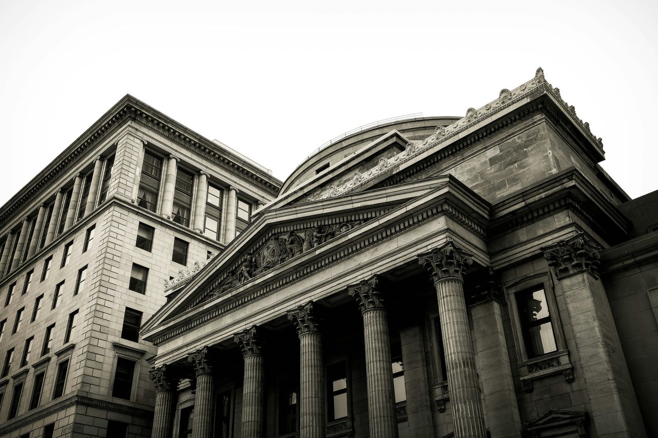 Bâtiment bancaire classique évoquant l'héritage financier initial de la famille Van Thillo.