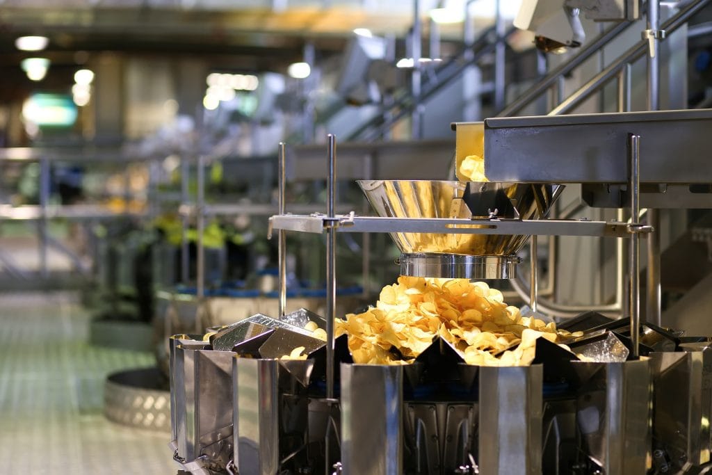 Innenansicht der Clarebout-Fabrik mit einer Anlage zur Herstellung von Pommes frites, die die industrielle Spitzenleistung der Familie Clarebout veranschaulicht.