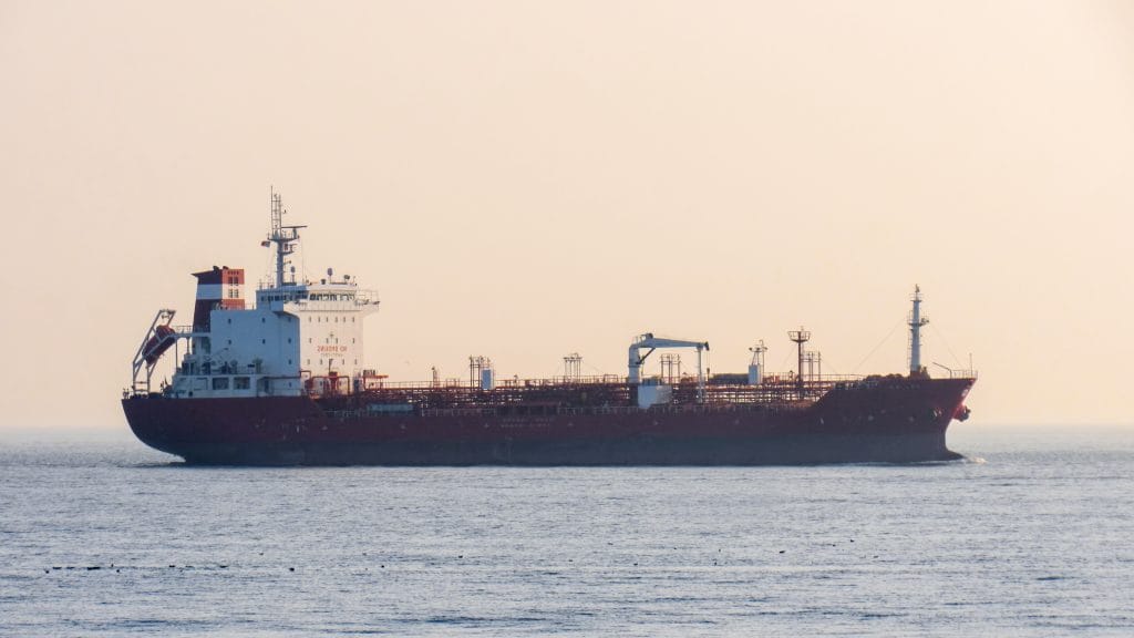Tanker flottant à l'horizon près de Liverpool, un symbole de l'ère maritime dirigée par Marc Saverys.