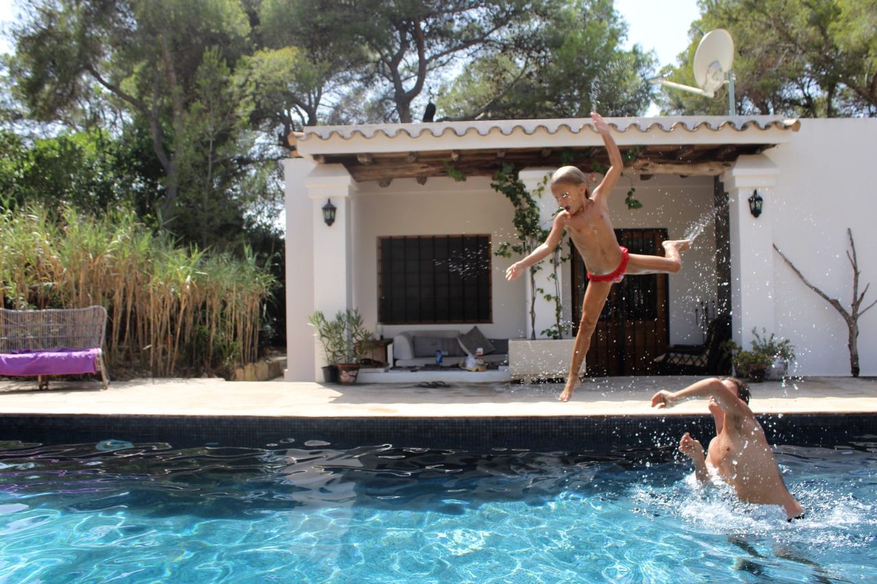 Piscine construite par la société de Willy Naessens