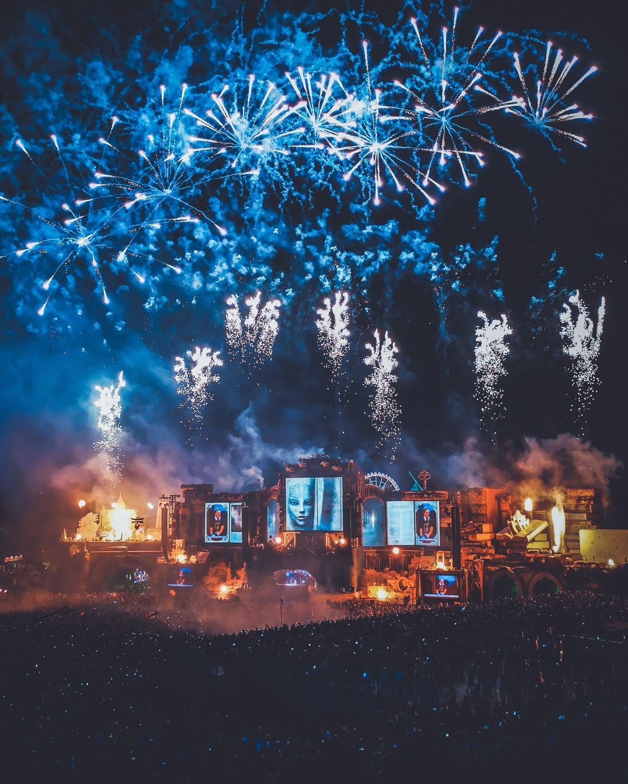 Een menigte kijkt naar een vuurwerk van Manu en Michiel Beers in Vorst, België.