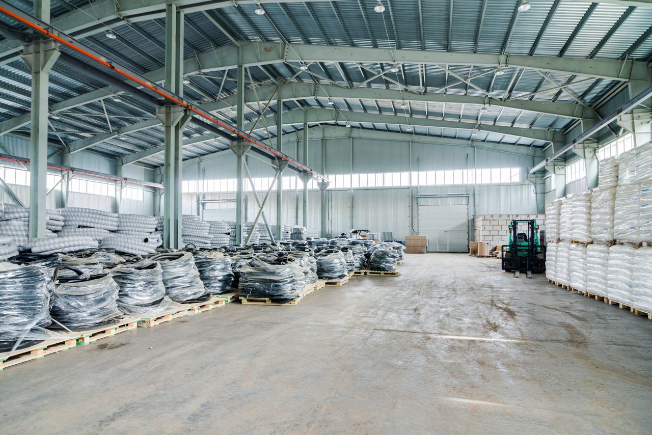 Intérieur d'un nouvel entrepôt avec des matériaux de construction, preuve de l'expertise logistique de la famille Van den Braembussche.