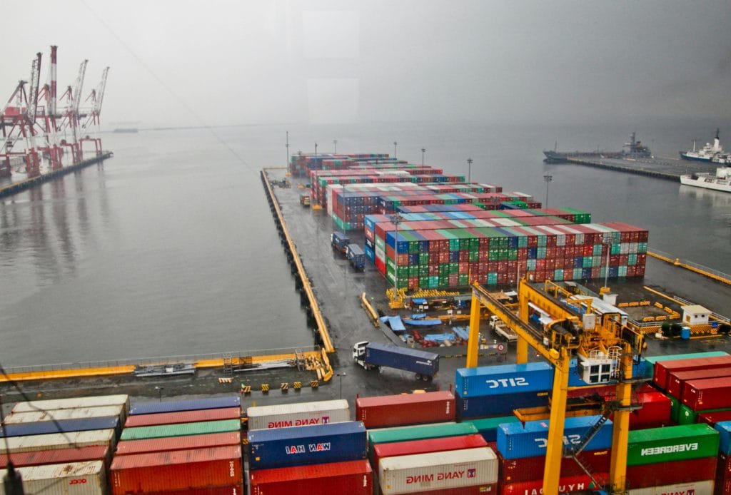 Vue aérienne d'un port conteneur, un témoignage de l'impact global de Marc Saverys dans le secteur maritime.