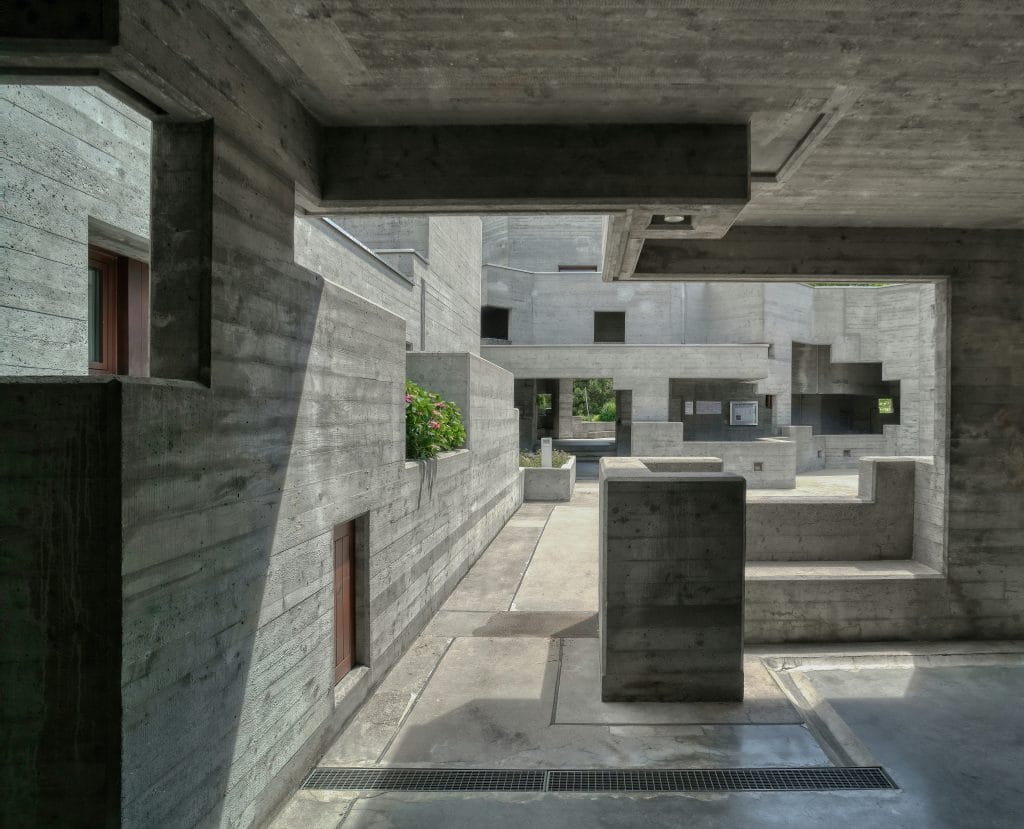 Structure en béton moderne, représentative de l'approche innovante et durable de la famille Van den Braembussche.