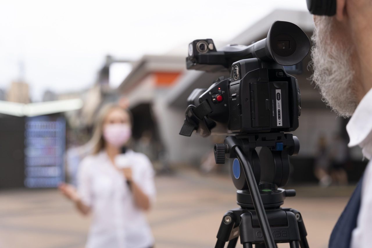 Journaliste rapportant en direct, évoquant les débuts de Wouter Vandenhaute dans le journalisme sportif.