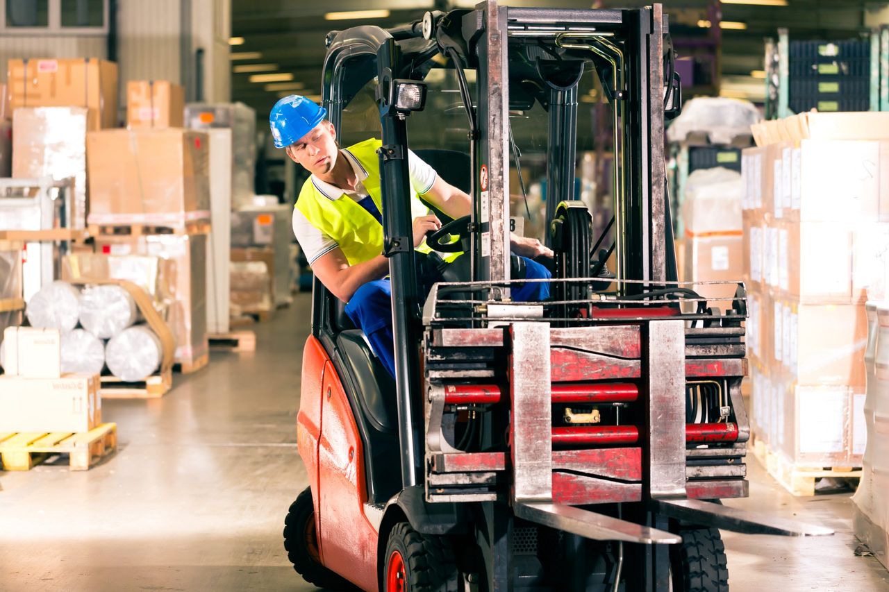 un homme utilisant un chariot de la famille Thermote & Vanhalst
