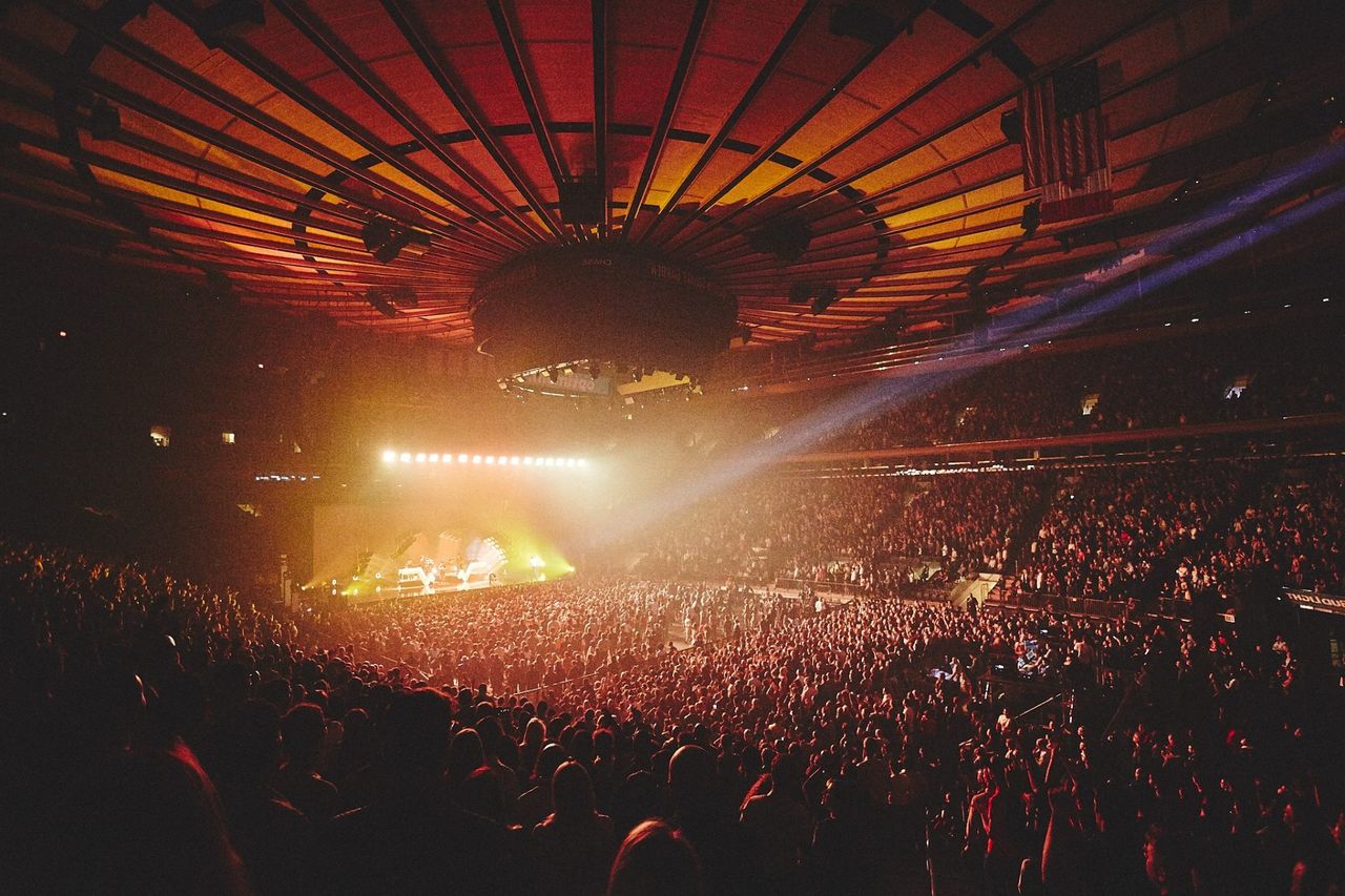 Stromae en concert en train de chanter racine carrée