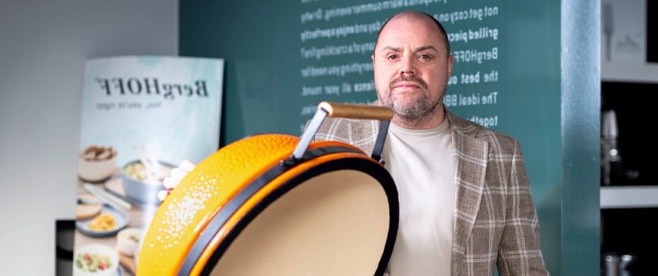 photo of Raf Vanthoor with a saucepan
