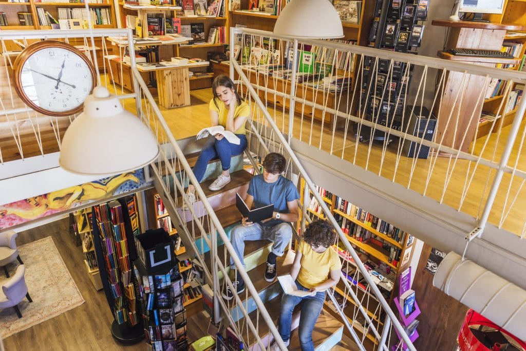 des enfants entrain de lire dans les escaliers de Frieda Schaltin et de Hilde Schaltin