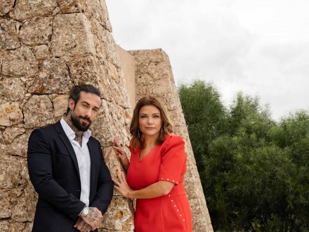 Foto von Goedele Liekens hinter einer Burg