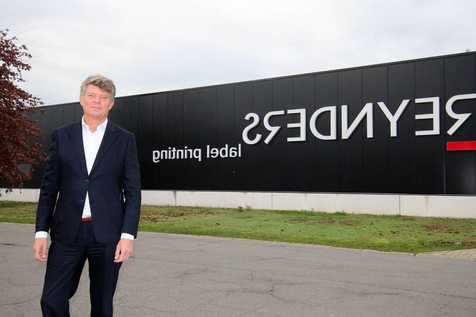 Photo de Marc Reynders devant son usine d'impression