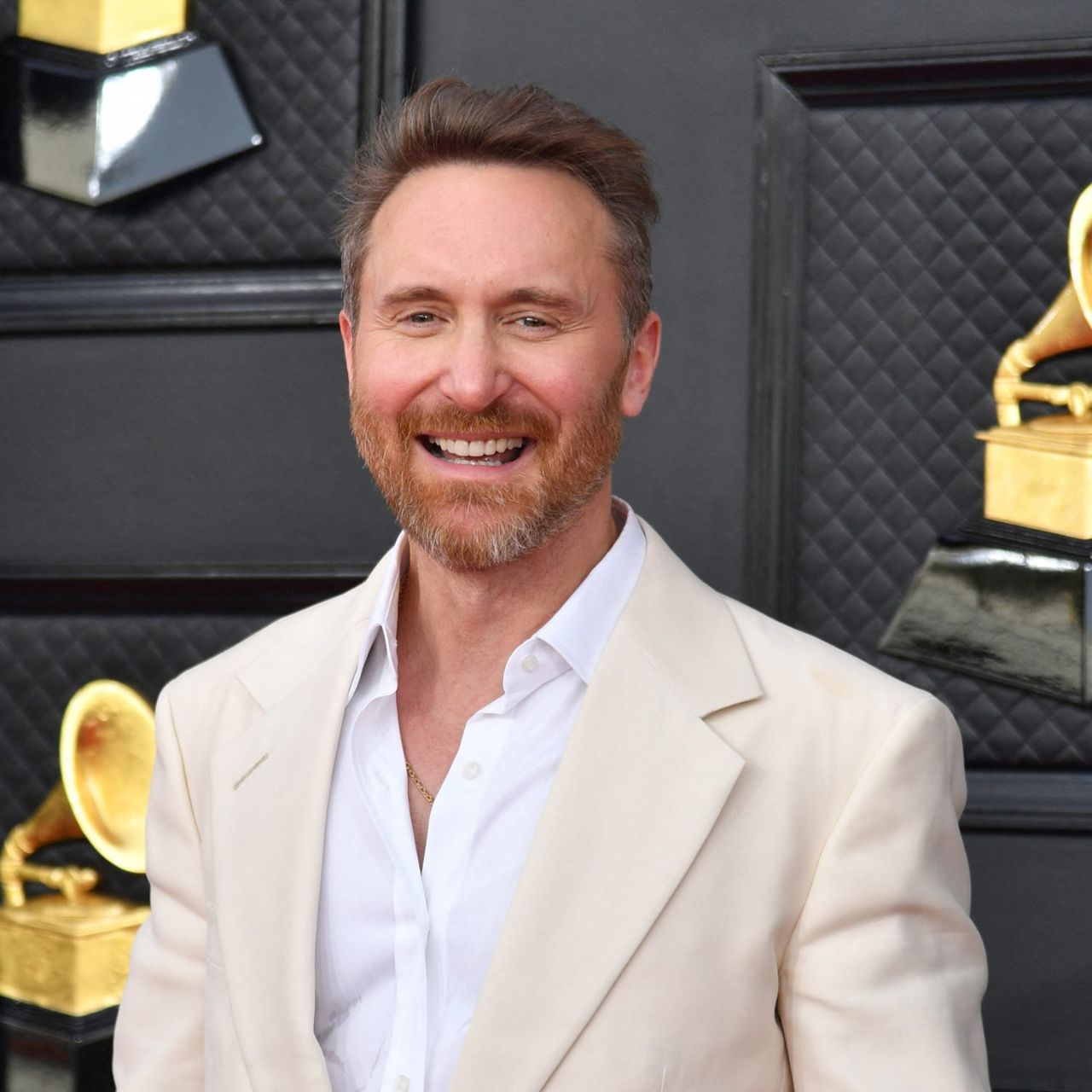 Foto von David Guetta und mehreren Millionen Euro