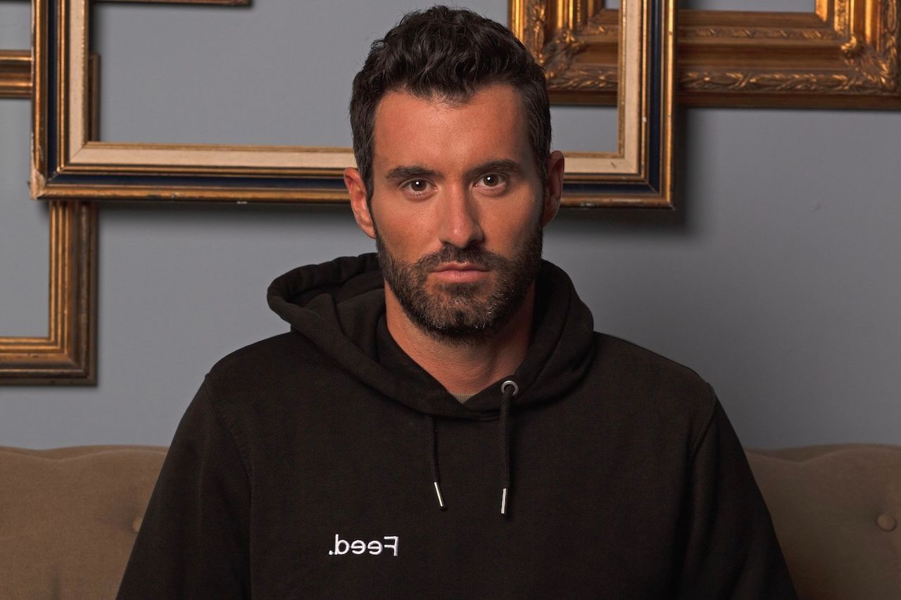 Foto von Anthony Bourbon vor Feed und mehreren Millionen Euro