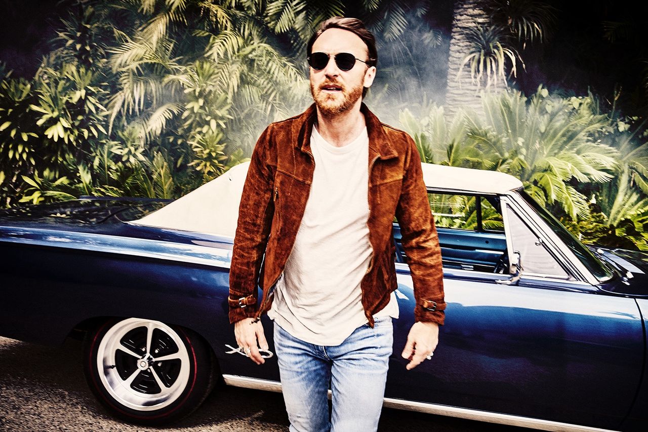 David Guetta vor einem Luxusauto und sein Vermögen von 185 Millionen Euro