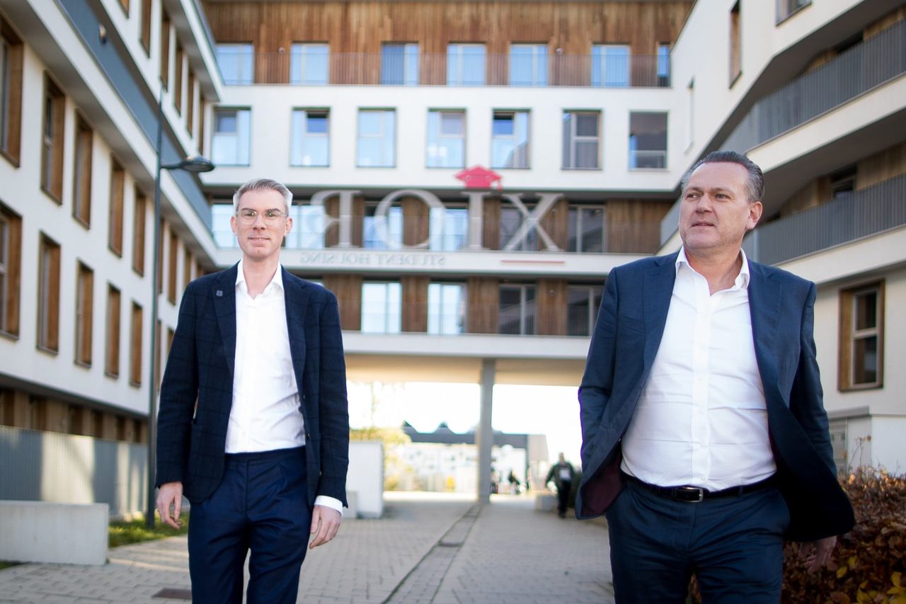 photo of Christian Teunissen and his CFO Frederik Snauwaert in front of XIOR building and millions of euros