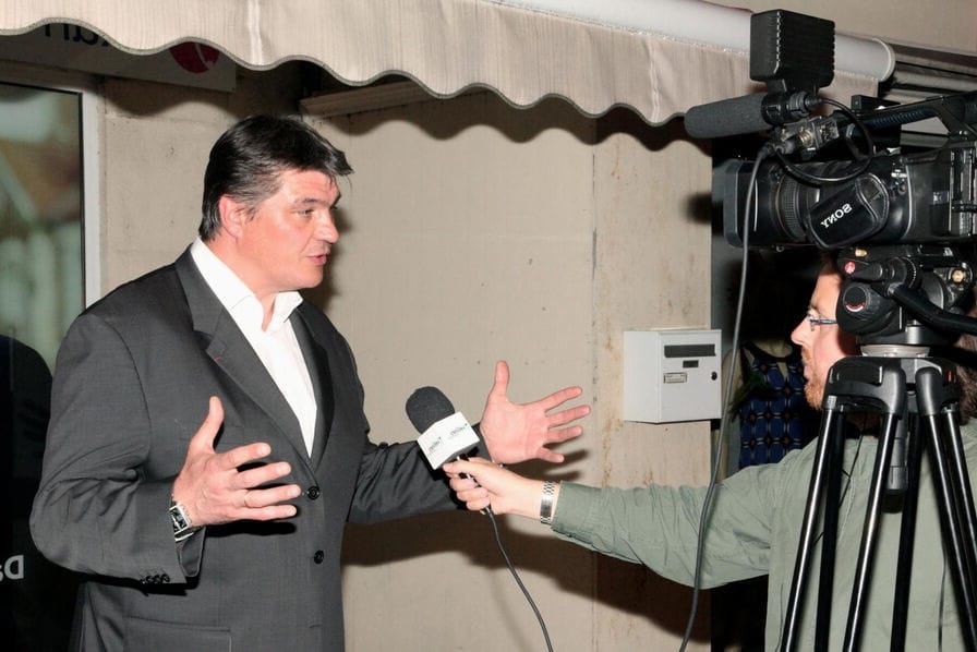 David Douillet beginnt seine Karriere in der Politik und plant sein Vermögen