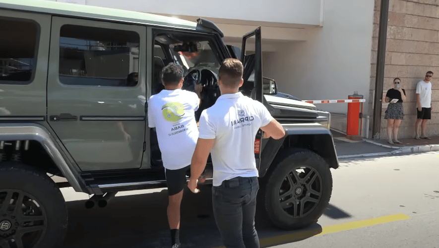 Cyril Hanouna in seinem Auto Gros Classe G