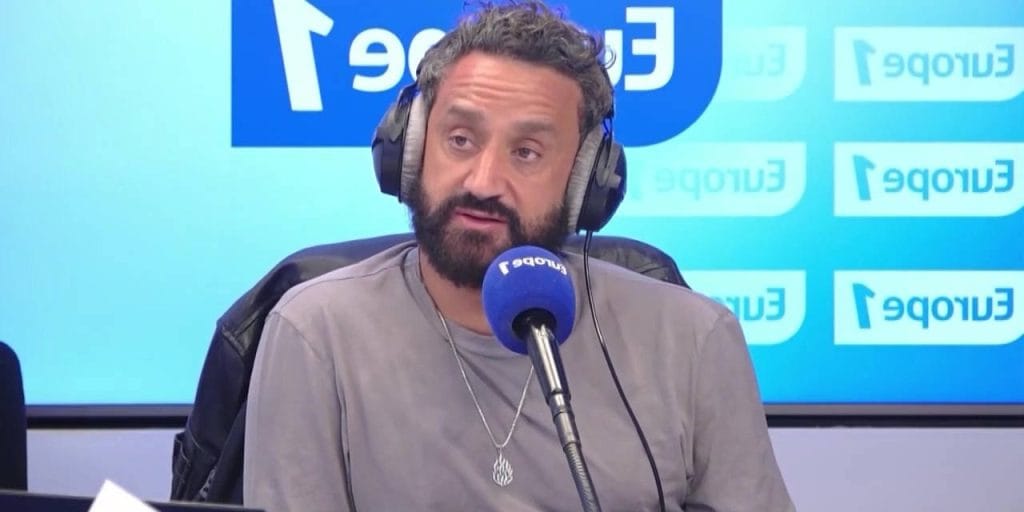 Cyril Hanouna hat seine Radiosendung Europe 1, in der er Millionen verdient. 