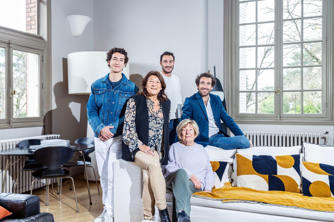 De familie Kretz in de woonkamer en het bewijs van hun fortuin