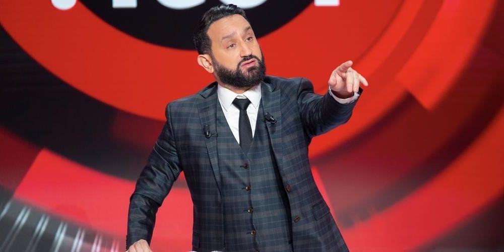 Cyril Hanouna hat seine Sendung TPMP, in der er ein Gehalt von mehreren Tausend Dollar bekommt.