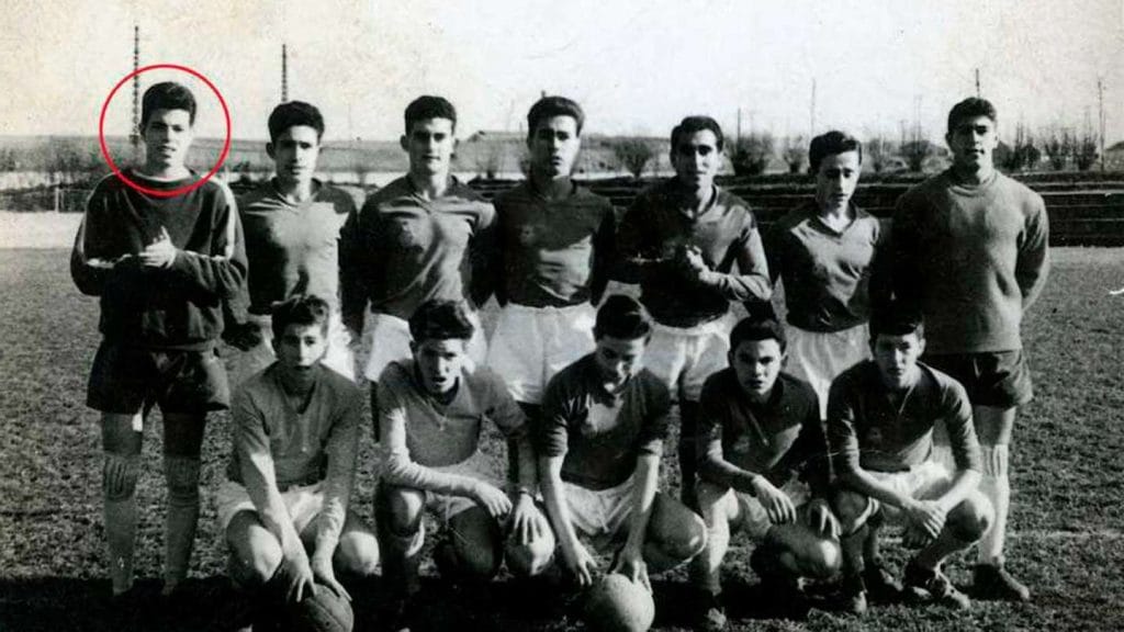 Junger Julio Iglesias in einem Fußballteam