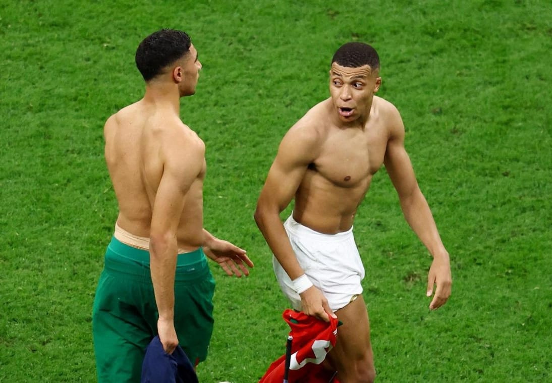 Kylian Mbappé mit nacktem Oberkörper 