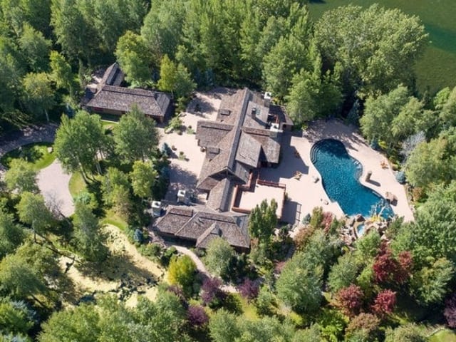 Villa sold by Bruce Willis proves fortune 