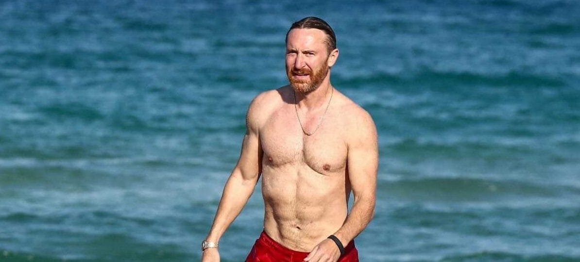 David Guetta nackt am Strand mit sichtbarer Muskulatur, ein muskulöser Mann