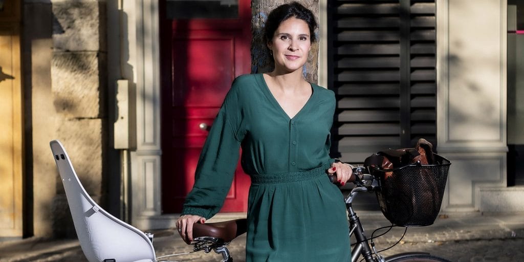 Foto von Apolline de Malherbe und einem Fahrrad im Wert von mehreren Millionen Euro