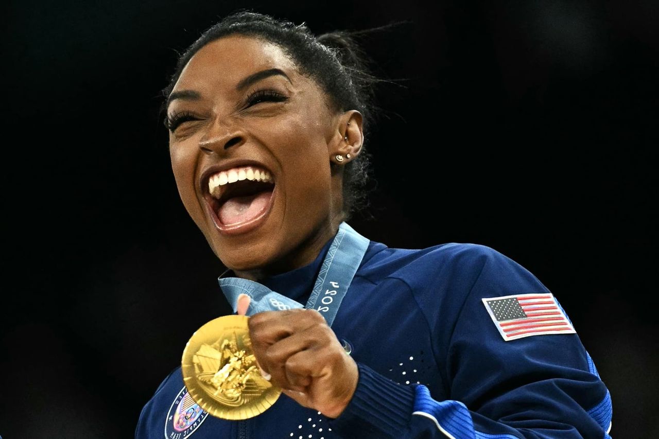Simone Biles met haar medaille