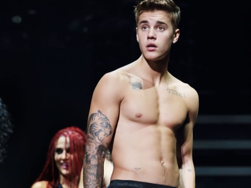 Justin Bieber Oberkörperfrei auf der Bühne